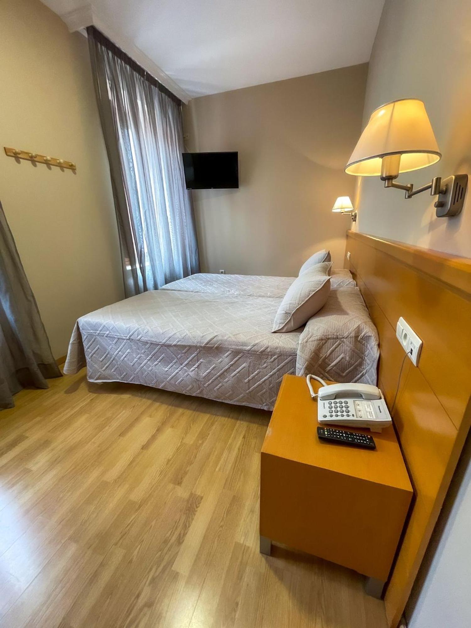 Hotel Castilla Caces Esterno foto
