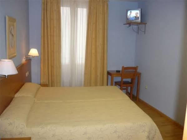 Hotel Castilla Caces Esterno foto