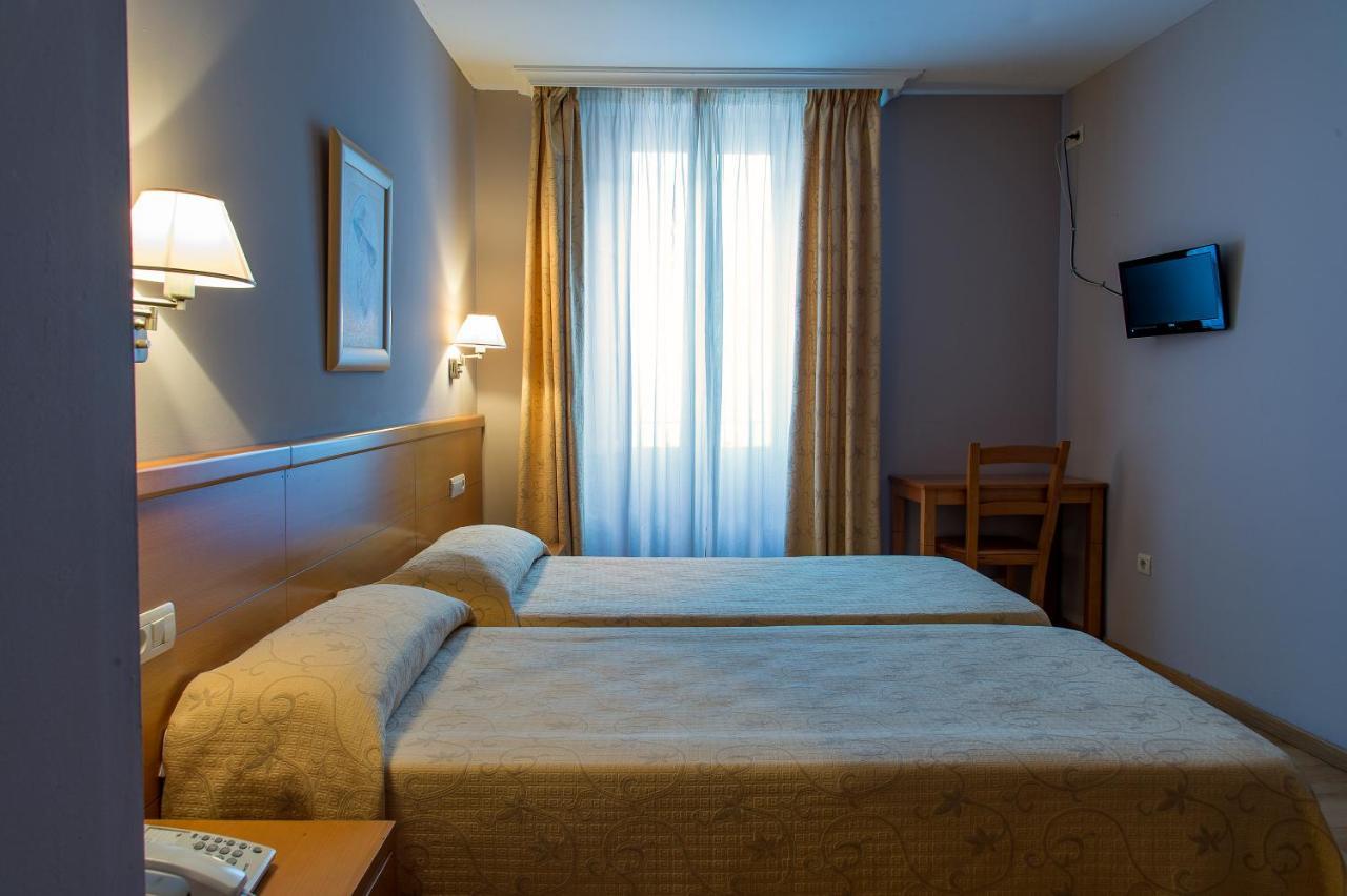 Hotel Castilla Caces Esterno foto